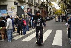 Tras la escandalosa salida de prisión sin custodia, La Cámpora se dio cita en San José 1111 para vitorear a Cristina Tras la escandalosa salida de prisión sin custodia, La Cámpora se dio cita en San José 1111 para vitorear a Cristina