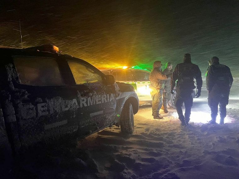 Carabineros y Gendarmería trabajaron en conjunto para repatriar a seis argentinos varados en la frontera Foto: Gendarmería Nacional