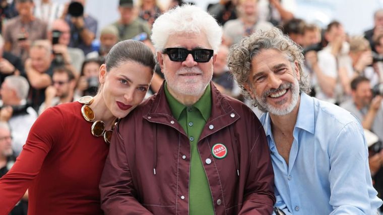 Bárbara Lennie, Pedro Almodóvar y Leonardo Sbaraglia antes de ser ovacionados en Cannes. / Instagram @festivaldecannes