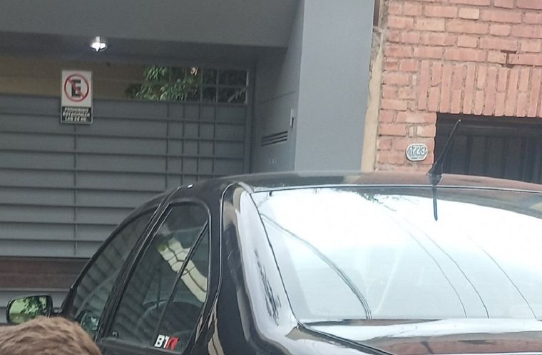 El auto que no permitía entrar ni salir de un complejo.