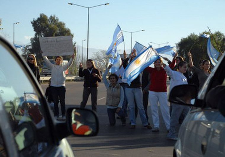 Entidades empresarias y de comerciantes protestan por los cortes de ruta. Foto: Ivana González/MDZ