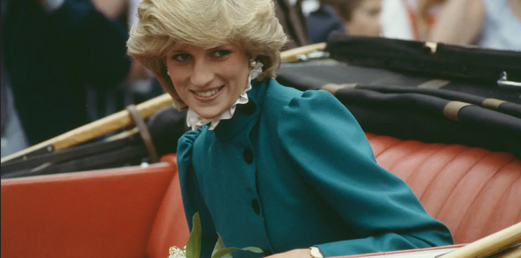 Lady Di, años después, sigue marcando tendencia en la moda. Foto: buzzfeednews.com