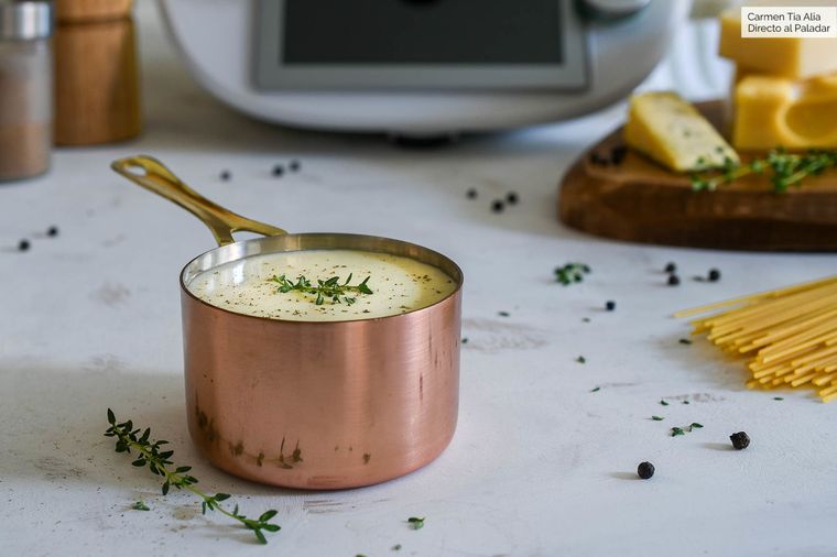 SALSAQUESOAZUL La salsa de queso azul aporta un toque gourmet a un clásico de la gastronomía como lo es el pollo. Foto: Directo al Paladar