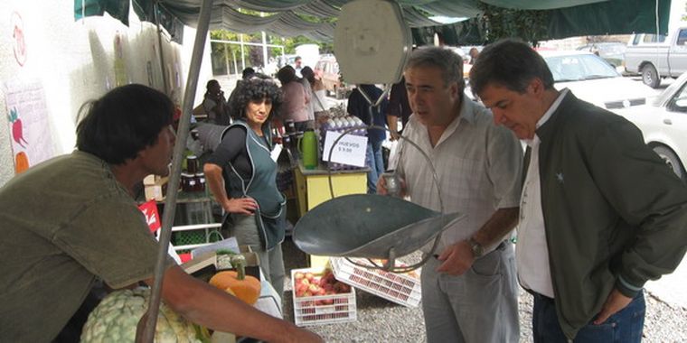 El intendente Eduardo Giner visitó la feria.