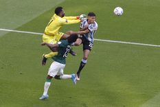 El gravísimo choque que sufrió Al-Sharahni con su arquero. Foto: EFE