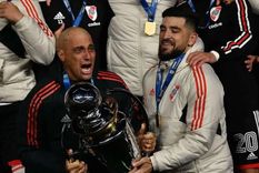 El profe de River se dio el lujo de levantar la copa con Elías Gómez. Foto: @RiverPlate