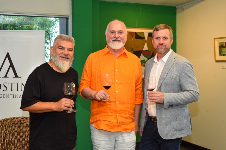 El subsecretario de Cultura de Mendoza, Diego Gareca, junto al pastelero Osvaldo Gross y Edward Holloway, director de la propuesta hotelera y gastronómica de Casa Agostino Ristorante. El subsecretario de Cultura de Mendoza, Diego Gareca, junto al pastelero Osvaldo Gross y Edward Holloway, director de la propuesta hotelera y gastronómica de Casa Agostino Ristorante.