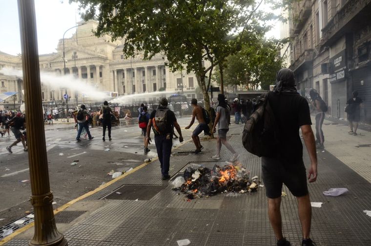 Manifestantes rompieron las veredas y prendieron fuego. Manifestantes rompieron las veredas y prendieron fuego.