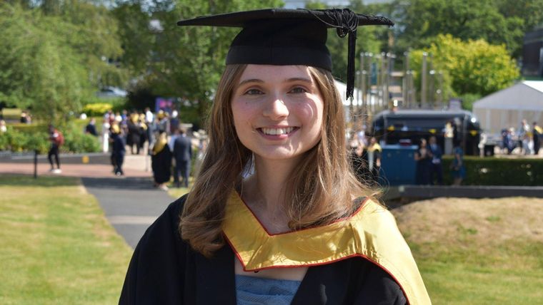 Después de graduarse, Waters-Barnes comenzará a trabajar en el Royal Stoke University Hospital.