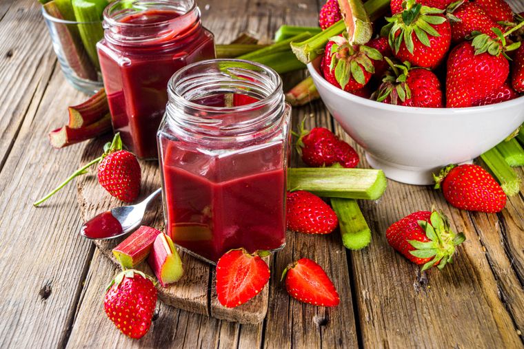 Receta fácil de mermelada de frutillas y ruibarbo sin conservantes.