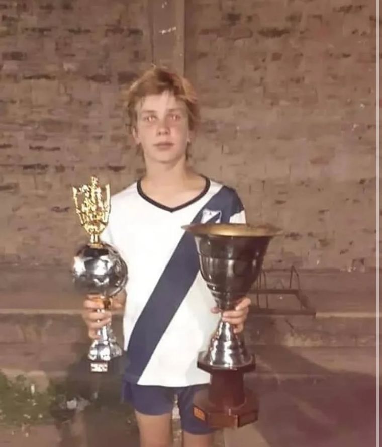 Franco Mastantuono en su época de jugador de Cemento Armado de Azul. Franco Mastantuono en su época de jugador de Cemento Armado de Azul. 