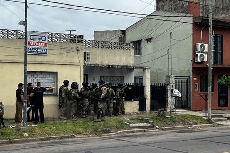Un familiar del hombre aseguró que estaba armado y tenía problemas psiquiátricos. Foto: X