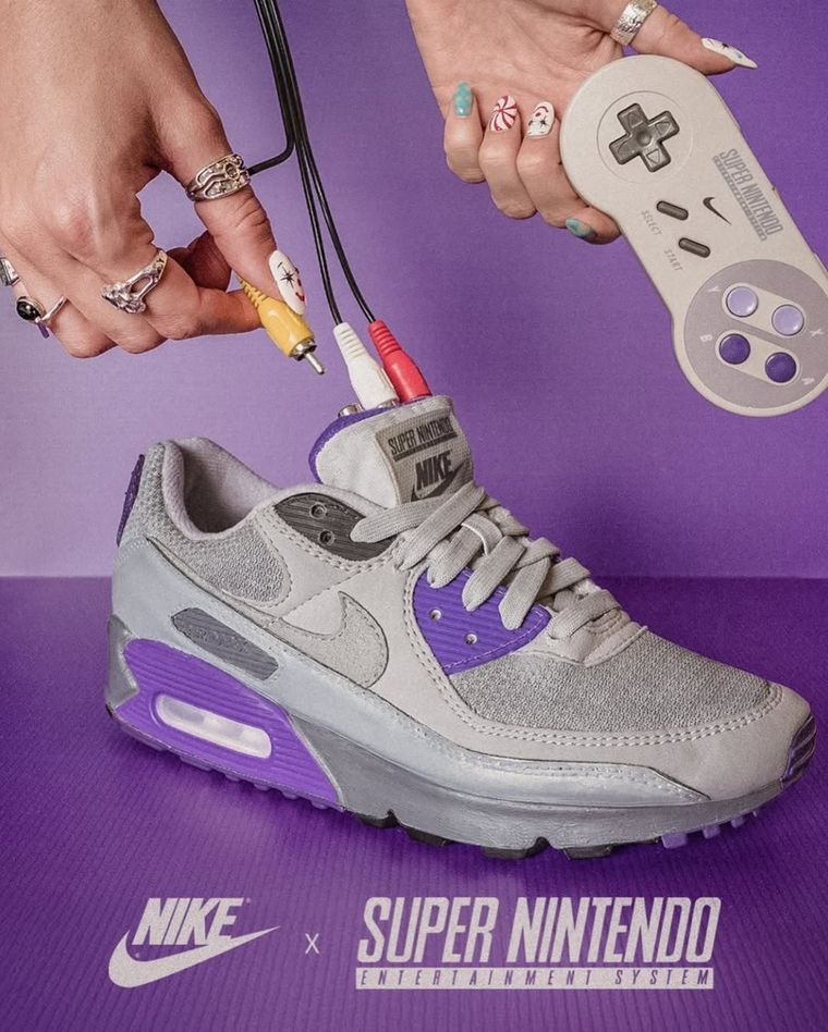 Bonzanini añadió conectores RCA retro para replicar la experiencia original de Nintendo en estas Nike únicas. Bonzanini añadió conectores RCA retro para replicar la experiencia original de Nintendo en estas Nike únicas.