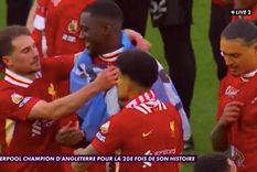 La divertida broma de Mac Allister a Konaté. Foto: Captura TV La divertida broma de Mac Allister a Konaté. Foto: Captura TV