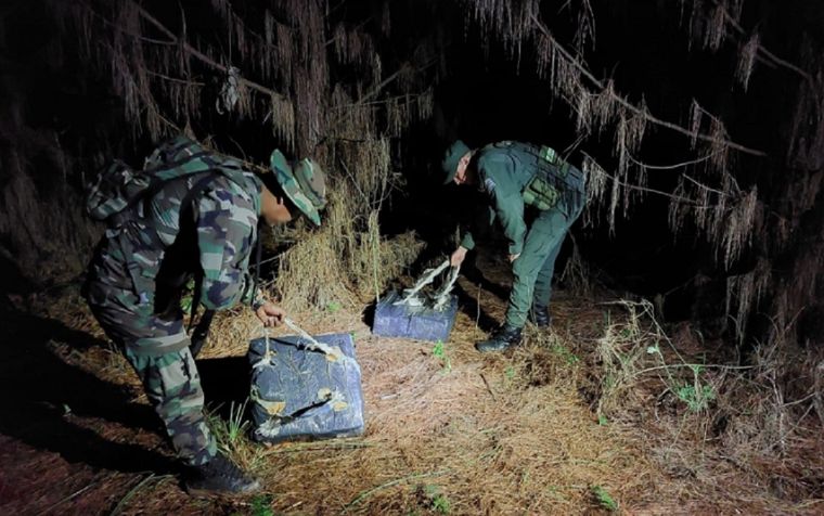 Efectivos de Gendarmería detectaron cinco bultos con 137 paquetes que contenían marihuana Foto: Gendarmería Nacional Argentina