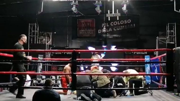 José Guillermo Méndez es atendido por los médicos tras el duro nocaut.