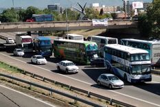 La protesta de empresarios y choferes de turismo se hace sentir en el Acceso Este