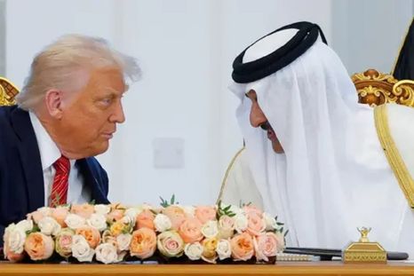El presidente de Estados Unidos, Donald Trump, y el emir de Qatar, Tamim bin Hamad Al Thani, en una ceremonia de firma en Doha el miércoles. Foto: Reuters