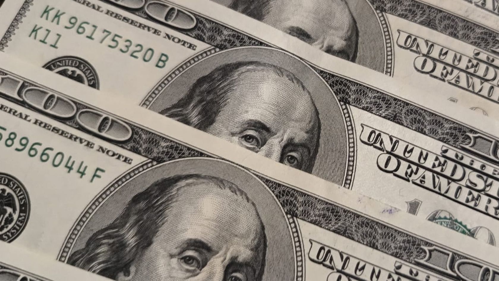 El dólar sigue bajando este viernes.