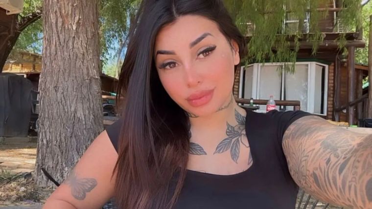 La influencer posó frente al espejo para mostrar la evolución de su silueta.