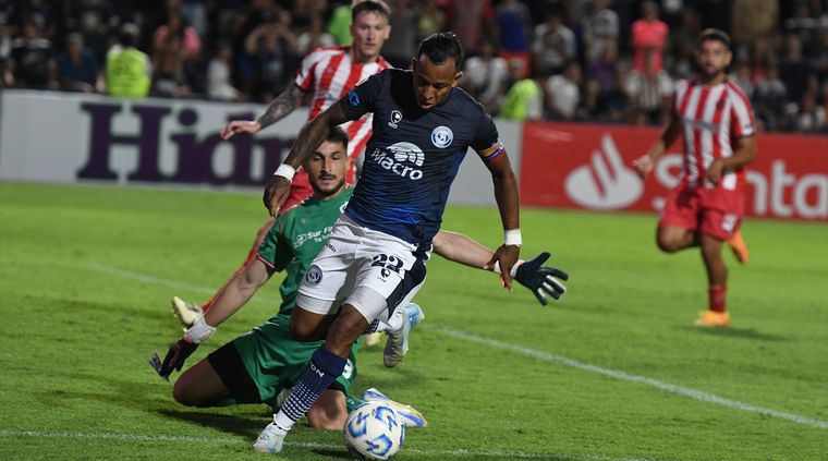 Sebastián Villa elude la salida del portero Marcos Ledesma. Foto: ALF PONCE MERCADO / MDZ