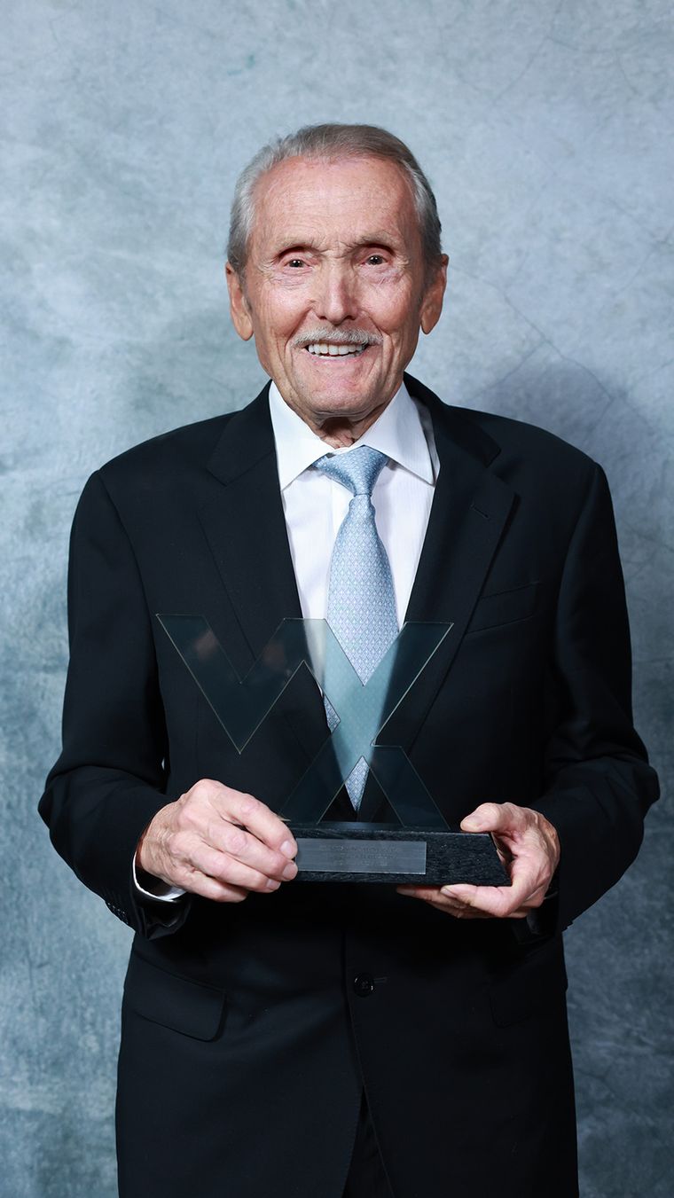 Un prócer del vino argentino: el Ing. Alberto Arizu, premio a la trayectoria. Un prócer del vino argentino: el Ing. Alberto Arizu, premio a la trayectoria.