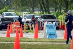 Autoridades sanitarias realizan pruebas de covid-19 en el lugar de prueba en el Tropical Park en Miami, Florida, EE.UU., el 2 de agosto de 2021. Foto: EFE