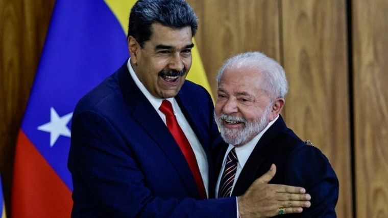 Nicolás Maduro no visitaba Brasil desde enero de 2015. En la foto, junto al presidente de ese país, Luiz Inácio Lula da Silva. Foto: Reuters