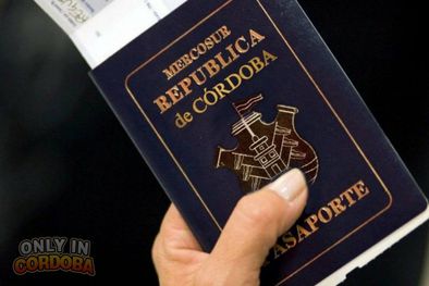 MDZol | En sus redes, Luciano viralizó el pasaporte falso que se creó tras la intervención del ex gobernador Schiaretti en el primer debate presidencial del 2023 Foto: Only in Córdoba