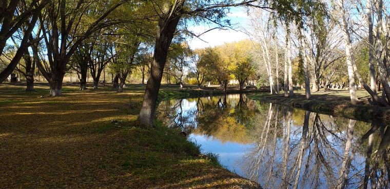 El pueblo de La Toma mantiene una identidad ligada a la piedra ónix y al paisaje serrano.