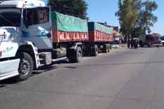 un chofer estaba arreglando su camion y murio arrollado