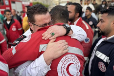 Empleados de la Media Luna Roja Palestina se abrazan mientras trasladan los cuerpos de sus compañeros a Jan Yunis, en el sur de Gaza. Foto: Getty images