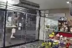 El violento hecho ocurrió en la esquina de San Martín y 9 de Julio, frente a la estación de Bernal. Foto: Captura de video El violento hecho ocurrió en la esquina de San Martín y 9 de Julio, frente a la estación de Bernal. Foto: Captura de video