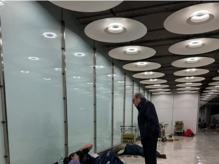 La situación se complica cada vez más para los sin techo en el aeropuerto de Barajas. Foto: Noticias Argentinas