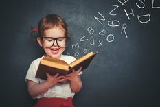 Compartir frecuentemente un momento de lectura con los niños los prepara para la alfabetización y los ayuda a desarrollar estrategias de comprensión lectora y de razonamiento verbal. Foto: Archivo MDZ