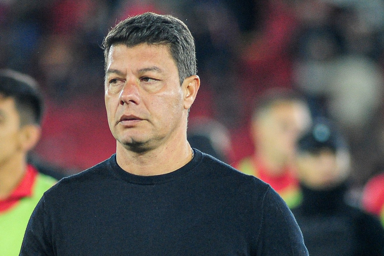 Battaglia no seguirá como entrenador de Huracán tras la eliminación en la Sudamericana