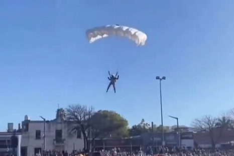 El viento jugó una mala pasada a los paracaidistas﻿.