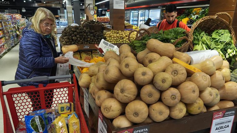 La inflación volvió a recalentarse en noviembre y la suba de precios será de las primeras decisiones que tendrá que tomar al asumir Javier Milei. Foto: NA