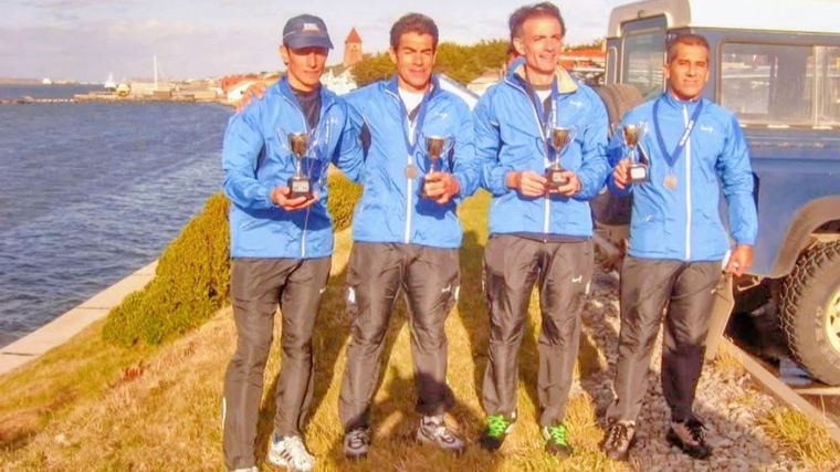 Pedro junto a los compañeros con los que ganó la maratón. Pedro junto a los compañeros con los que ganó la maratón.