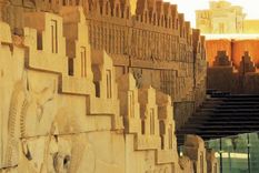 Restos del salón principal del complejo Takhte Jamshid, Persépolis, que fue la capital del imperio persa aqueménida hasta que Alejandro Magno la redujo a escombros. Foto: GETTY IMAGES