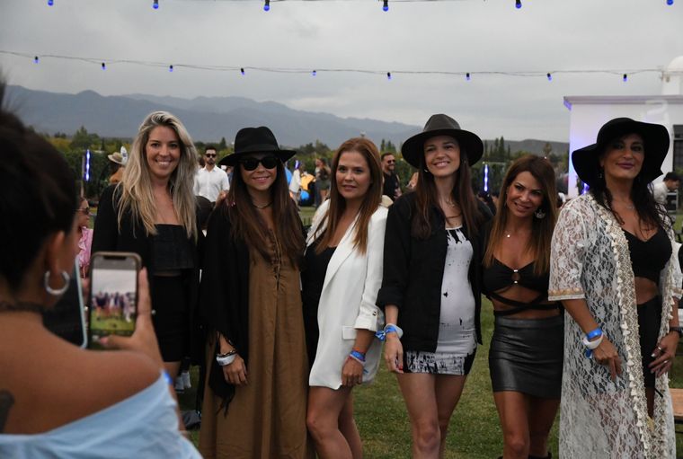 Las chicas lucieron looks únicos y originales a la altura de este gran evento Foto: Rodrigo DAngelo / MDZ