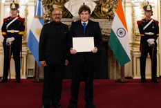 La India negó dumping y defendió a Welspun tras ganarle a Techint una licitación clave.