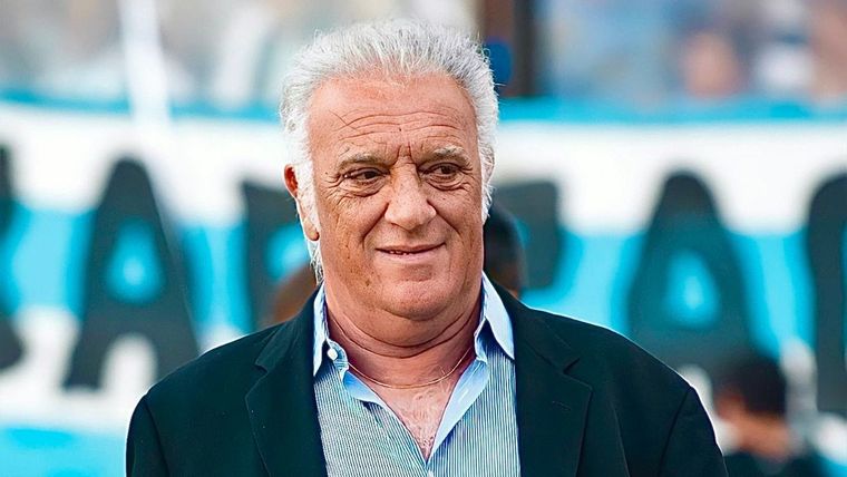 Un día después de este episodio, que terminó con la intervención de la policía, Alfio Coco Basile renunció a su cargo de entrenador de Racing. Foto: archivo Un día después de este episodio, que terminó con la intervención de la policía, Alfio Coco Basile renunció a su cargo de entrenador de Racing. Foto: archivo