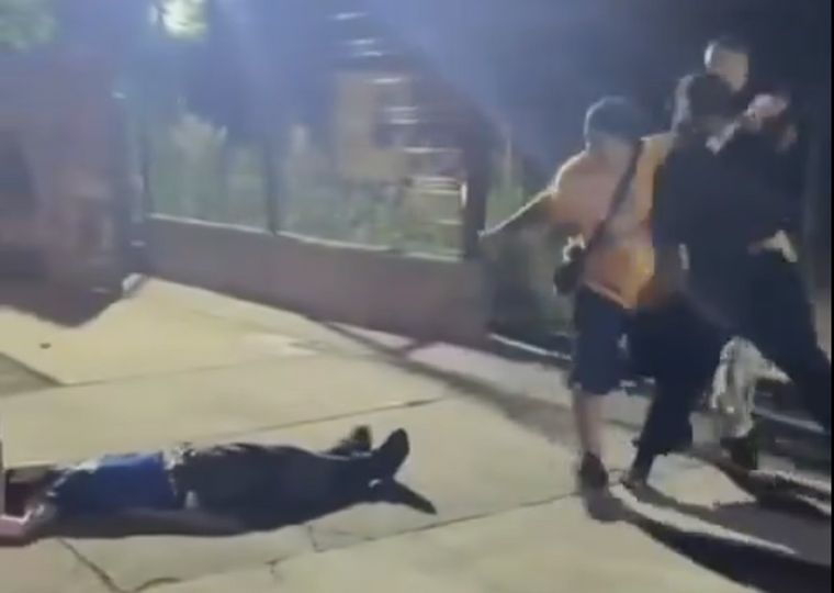 El joven de 19 años se acercó para separar a las personas que estaban en la pelea a la salidad de un boliche y terminó noqueado.&nbsp;