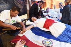 choferes y ex obreros se crucificaron para protestar en paraguay