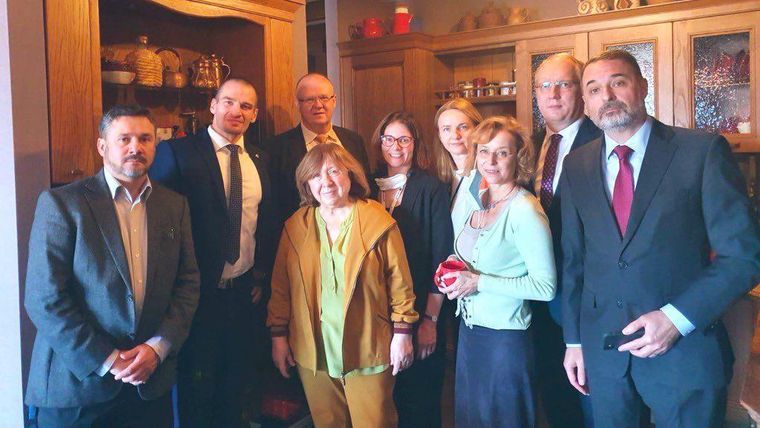 Svetlana Alexievichen en su casa de Minsk en 2020 rodeada de diplomáticos europeos.