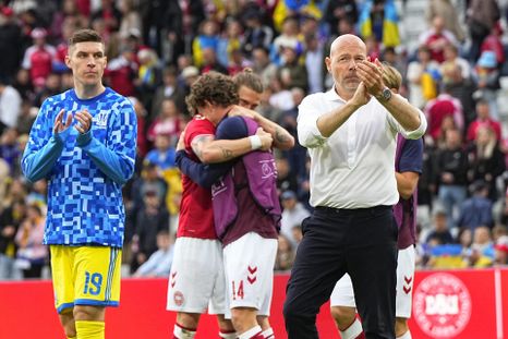 Los jugadores de Dinamarca y Ucrania quedaron conmocionados tras el nuevo colapso de Eriksen. Los jugadores de Dinamarca y Ucrania quedaron conmocionados tras el nuevo colapso de Eriksen.