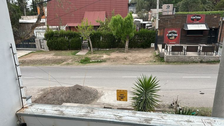 Para ingresar al domicilio y cometer el robo, los malvivientes rompieron el cerco electrico de la casa.