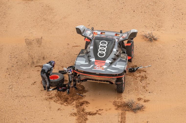 Sainz arregla el Audi para seguir en carrera. Foto: @dakar