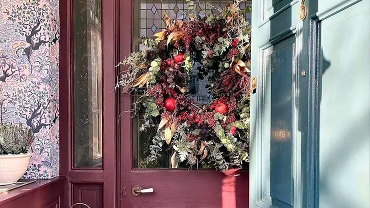 Darle un toque nuevo a la puerta de entrada marcará el tono para el resto de la casa, en este caso, renovando la puerta con un hermoso color de pintura más una corona de bienvenida. Foto: @six_by_the_sea